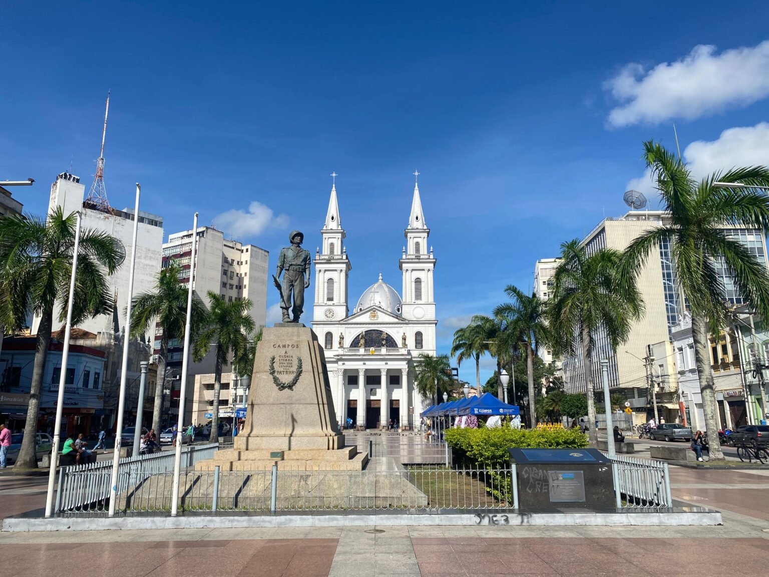 De cinza a dourado: Campos amanhece com sol após dia frio e nublado