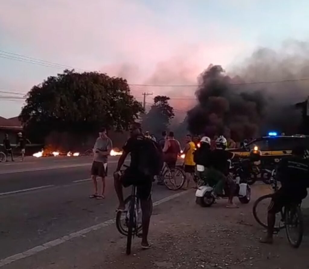 Manifestação interdita a BR-101 em Campos dos Goytacazes e provoca longas filas nos dois sentidos