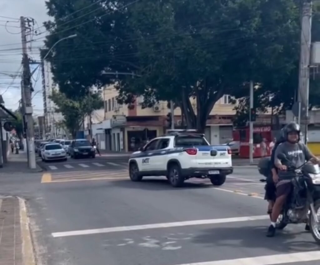 Viatura do IMTT é flagrada na contramão, sobe em calçada e bloqueia ciclofaixa em Campos