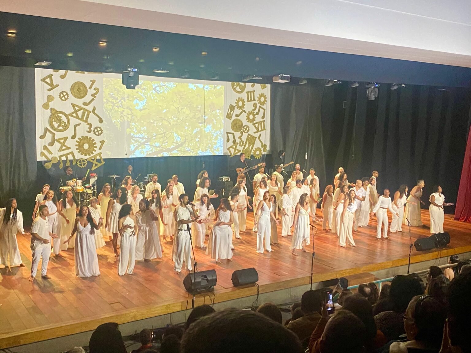 Coral da UENF apresenta espetáculo “Tempo” para plateia lotada no Centro de Convenções.