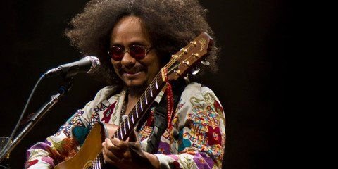 Chico César se apresenta nesta sexta-feira no Teatro Firjan Sesi com repertório que celebra os 30 anos de carreira