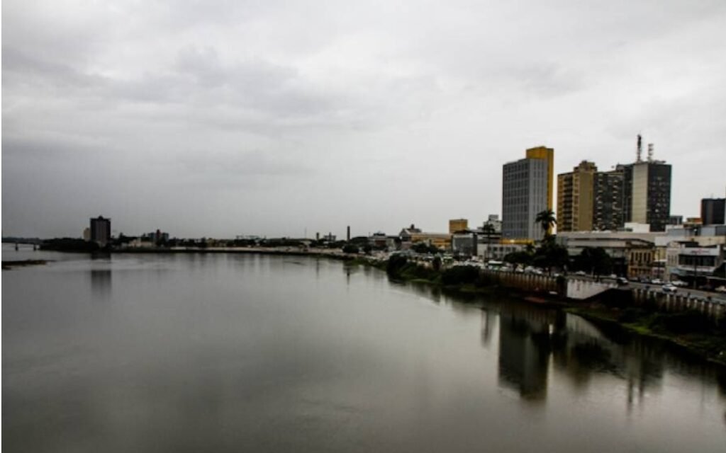 Frente fria avança em Campos: queda de temperatura exige atenção com saúde e rotina