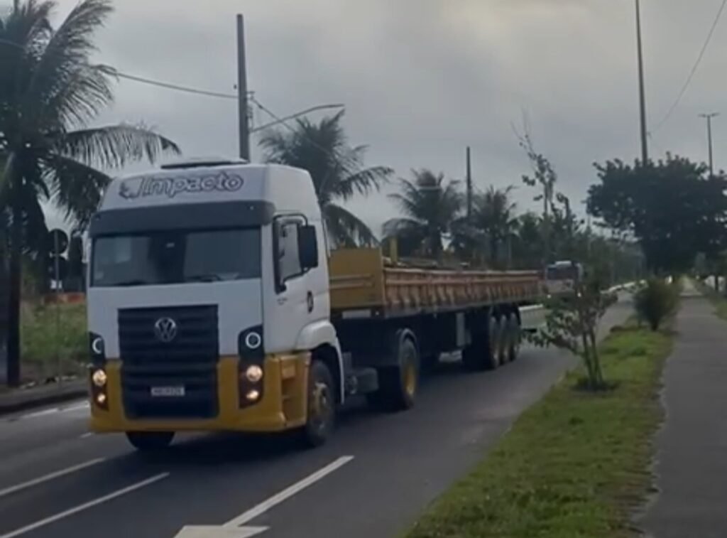 Caminhões do Porto do Açu continuam invadindo área urbana de Campos, mesmo após reabertura da Estrada dos Ceramistas