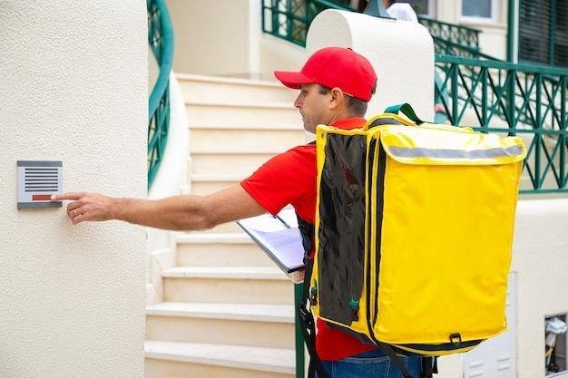 Nova lei proíbe venda de bolsas térmicas usadas por entregadores de delivery no RJ e promete mais segurança para o setor