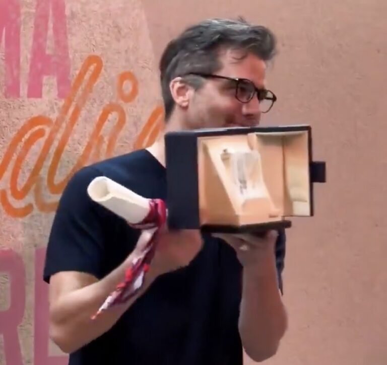 Wagner Moura recebe prêmio de Melhor Ator do Festival de Cannes em cerimônia no Museu do Louvre