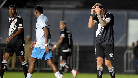 Deu empate: Vasco joga melhor, mas falha na bola aérea e fica no 1 a 1 com o Grêmio