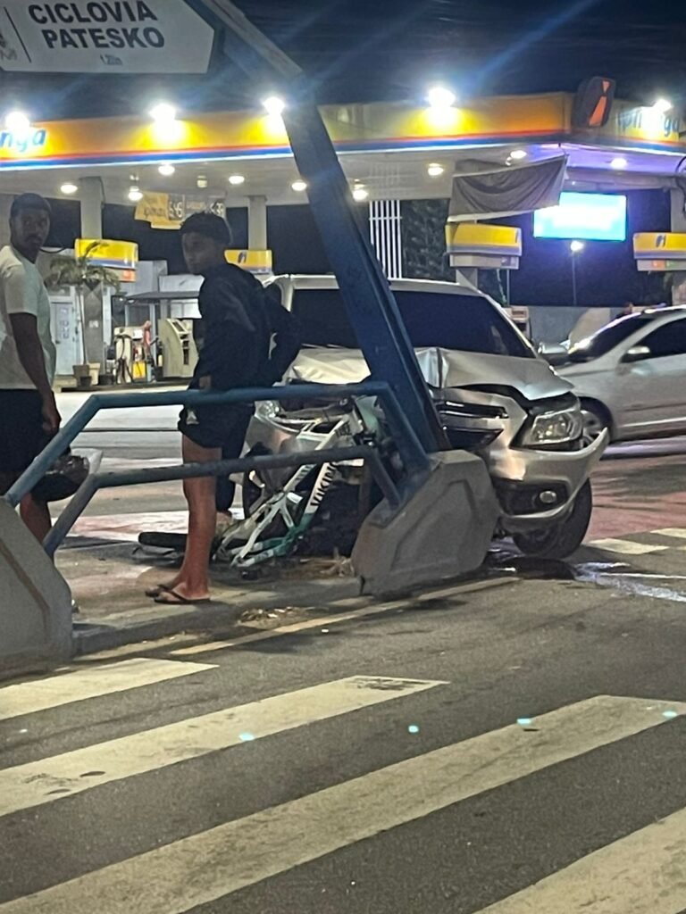 Acidente entre carro e bicicleta registrado na Av. 28 de Março, em Campos
