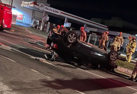 Carro bate em poste e capota na Avenida Alberto Lamego; motorista se evadiu do local