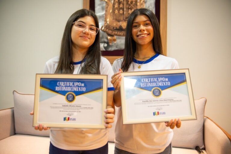 Estudantes assumem papel de prefeita e vice-prefeita mirins em São João da Barra