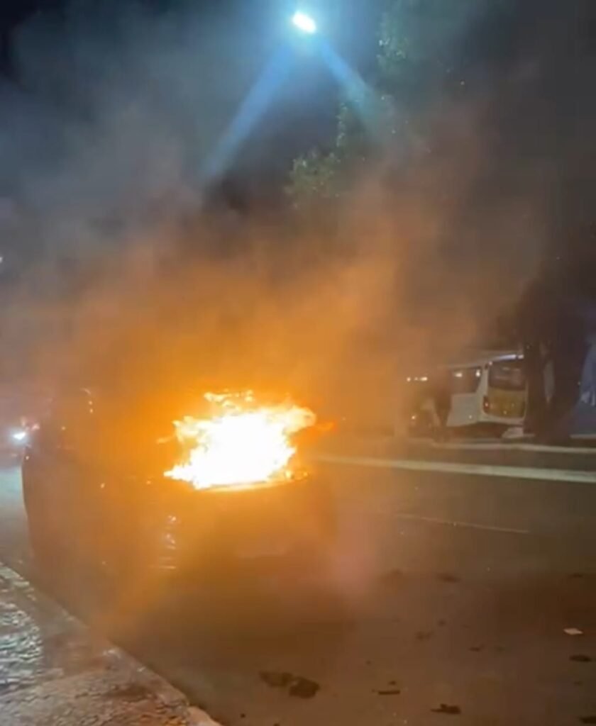 Carro pega fogo em frente ao terminal urbano no Centro de Campos