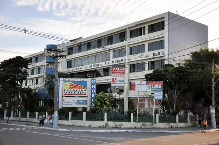 Colisão entre carro e moto deixa três feridos na BR-101 em Campos