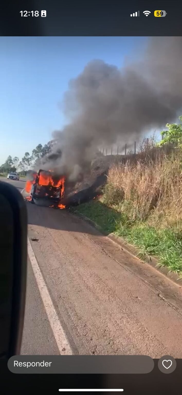 Van de transporte público pega fogo na BR-101 próximo a Morro do Coco; ninguém fica ferido