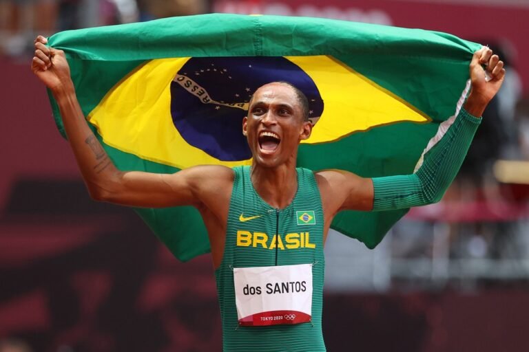 Alison dos Santos, o “Piu”, conquista prata nos 400m com barreiras no Mundial de Tóquio