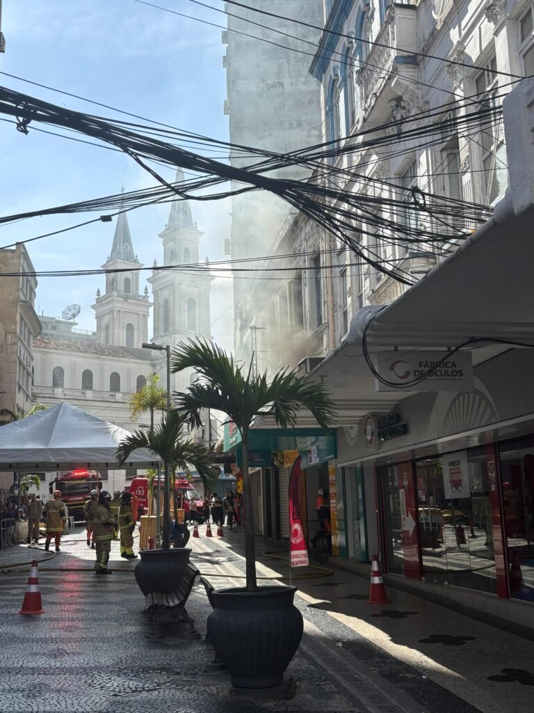 Lanchonete pega fogo no Calçadão do Centro de Campos; ninguém fica ferido