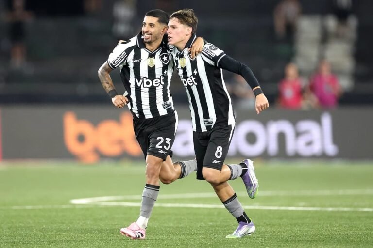 Botafogo derrota Atlético-MG em casa, mesmo com um a menos, e entra no G-4 do Brasileirão