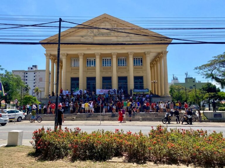 Manifestantes protestam no centro de Campos contra PECs em votação na Câmara