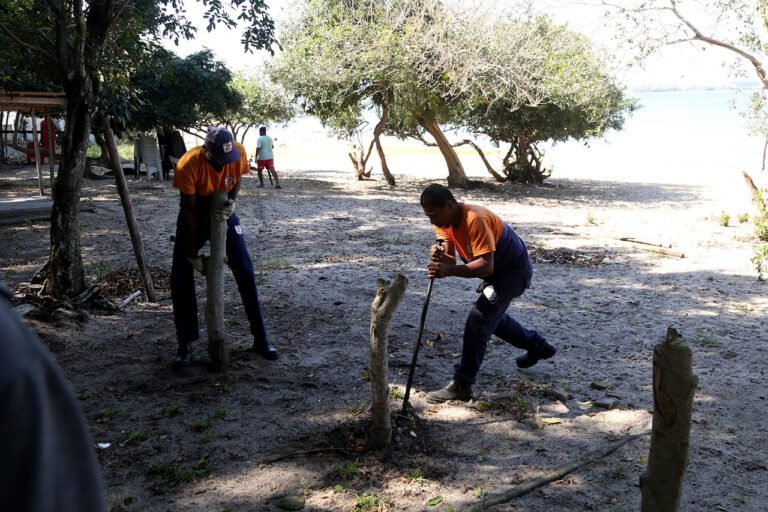 Acesso liberado: Guarda Municipal e Defesa Civil removem cercas irregulares em Lagoa de Cima