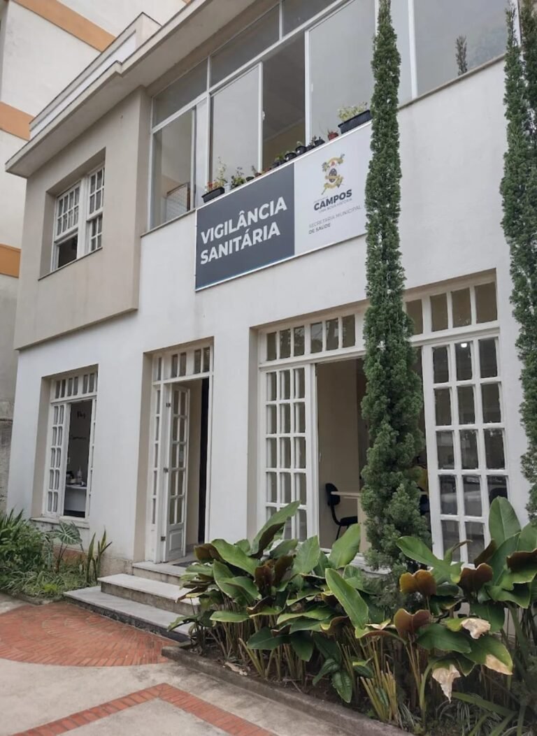 Vigilância Sanitária autua hamburgueria em shopping de Campos e apreende mais de 100kg de alimentos impróprios