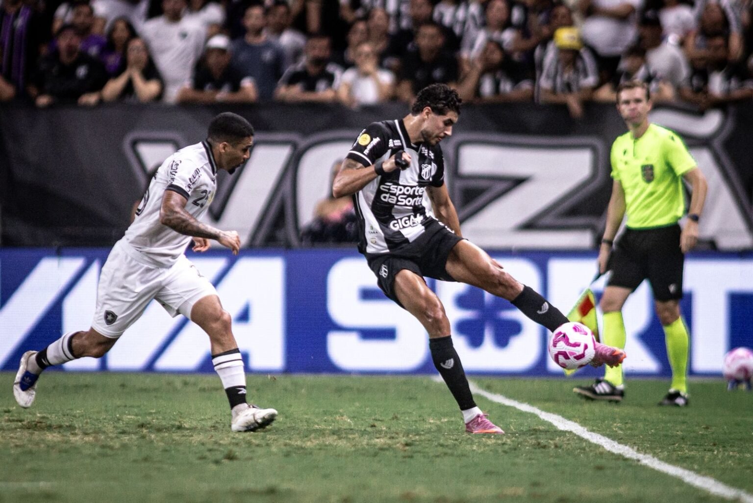 Botafogo vence o Ceará e segue firme na parte de cima da tabela do Brasileirão