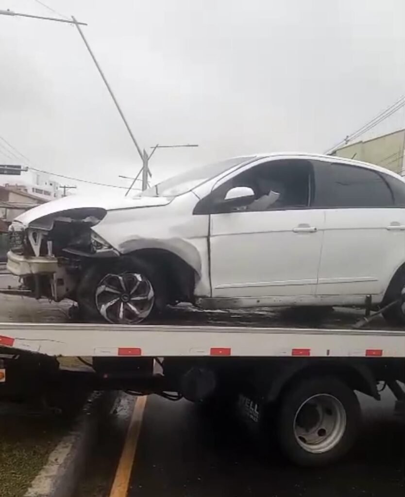 Acidente na 28 de Março deixa idoso ferido e derruba semáforo