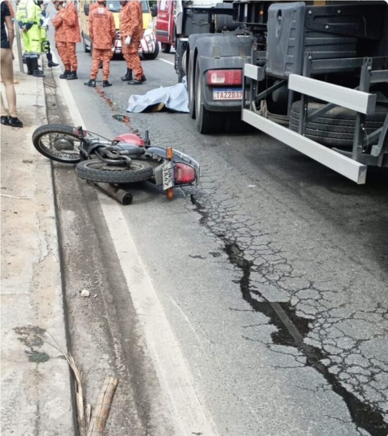 Grave acidente entre carreta e moto deixa um morto e um ferido em Guarus