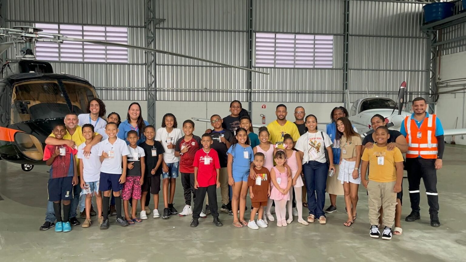 Crianças conhecem bastidores do Aeroporto Bartolomeu Lisandro em ação especial de Dia das Crianças