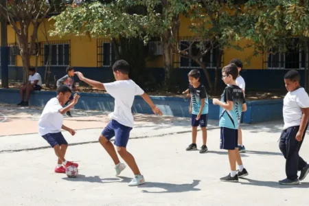 Mais infância, menos tela: especialistas alertam sobre os riscos da desconexão entre pais e filhos