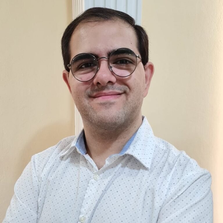 Ronaldo Junior lança “Poesia Simulada”, obra que transforma a linguagem das fake news em poesia