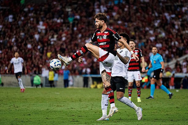 Botafogo e Flamengo se enfrentam em clássico decisivo no Nilton Santos pelo Brasileirão