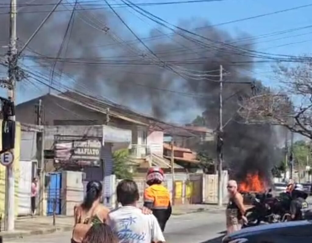 Carro pega fogo e mobiliza bombeiros na Rua José Bonaparte Vieira, no Jockey Club