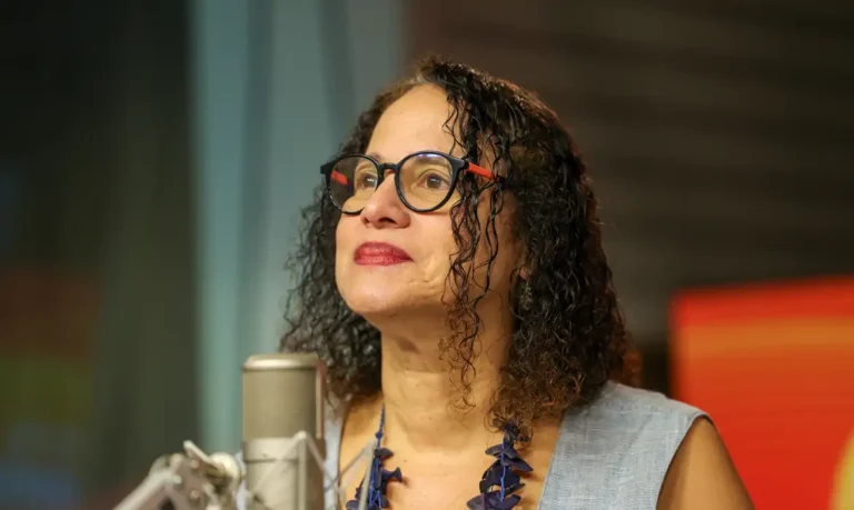 Ministra Luciana Santos anuncia previsão para vacina nacional da covid