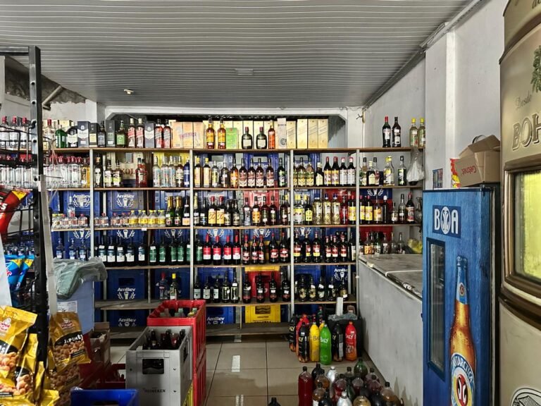 Polícia Civil e Vigilância Sanitária apreendem bebidas irregulares em depósitos de Campos