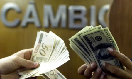 Dólar recua após conversa entre Lula e Trump; bolsa fecha em leve queda com realização de lucros