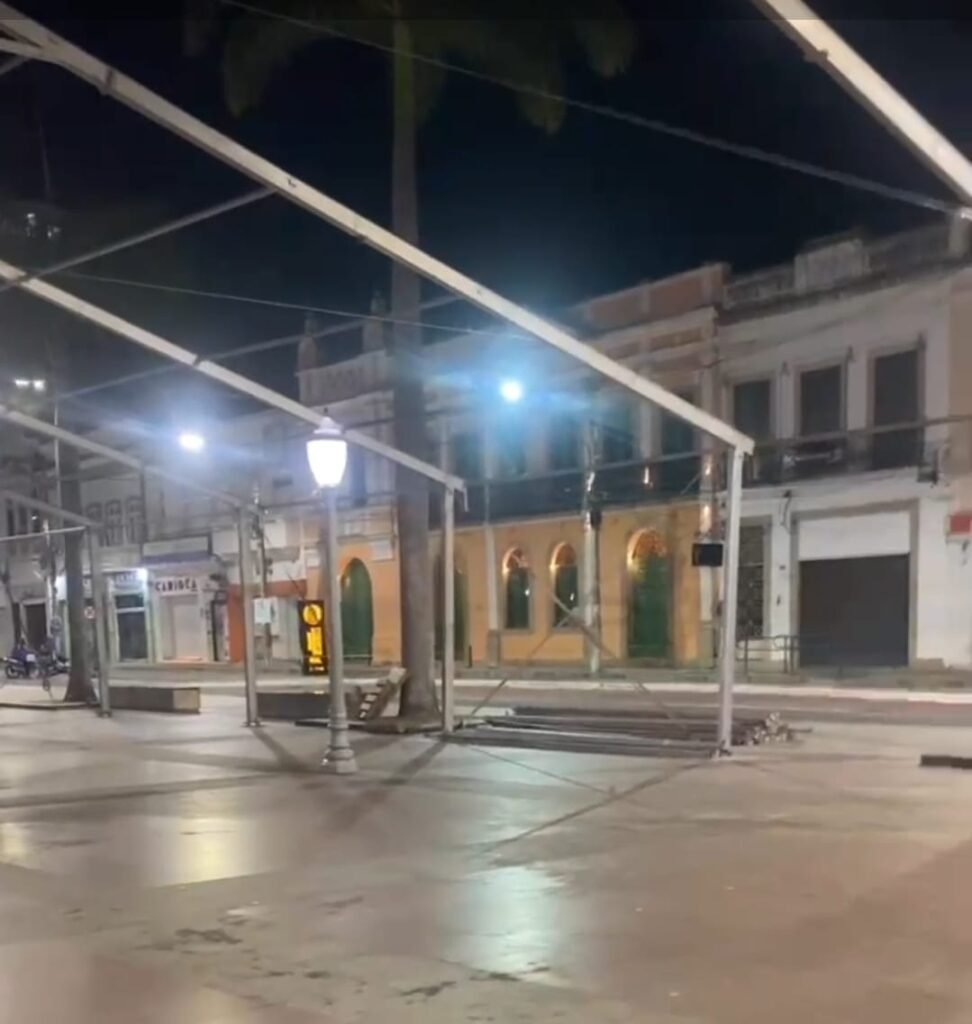 Prefeitura embarga montagem da FEPE após dano ao piso da Praça São Salvador
