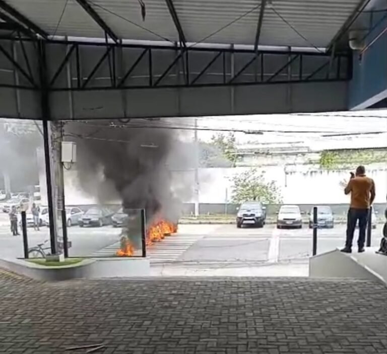 Familiares de pacientes com câncer protestam por atendimento em frente ao Hospital Ferreira Machado