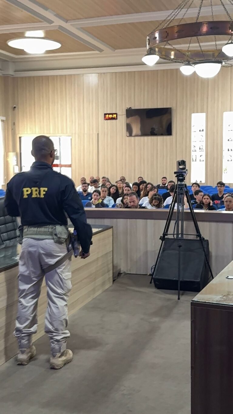 PRF realiza palestra sobre segurança no trânsito para estudantes do ensino médio em Campos dos Goytacazes