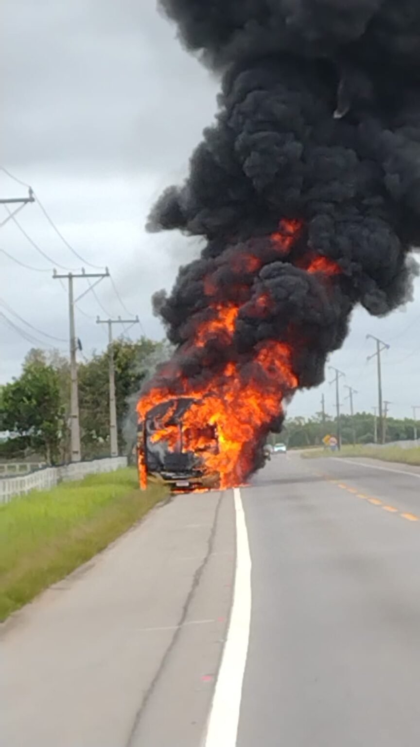 Incêndio destrói ônibus na BR-356 próximo a Degredo; todos os passageiros escapam sem ferimentos