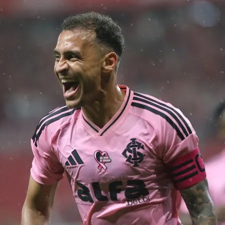 Botafogo tropeça em casa e é derrotado pelo Internacional por 2 a 0