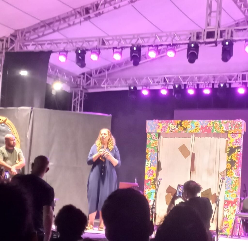 Jandira Feghali lança livro “Cultura é Poder” e destaca importância do investimento em arte e educação durante o Planície EnCena