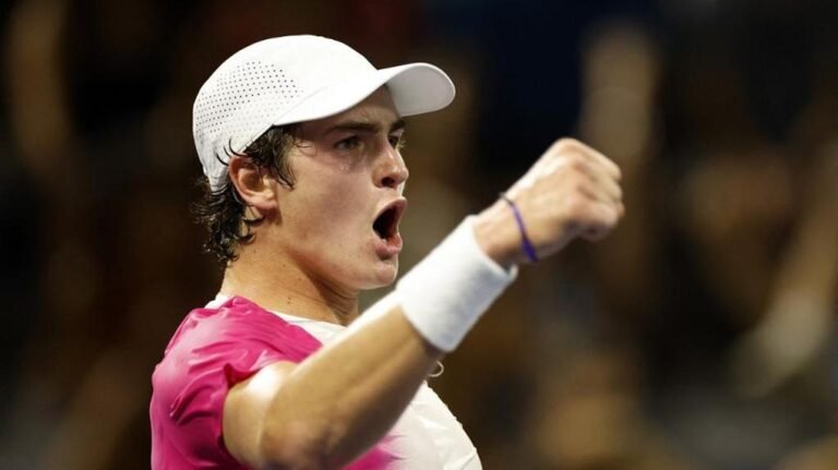 João Fonseca vence Shapovalov e avança no Masters 1000 de Paris
