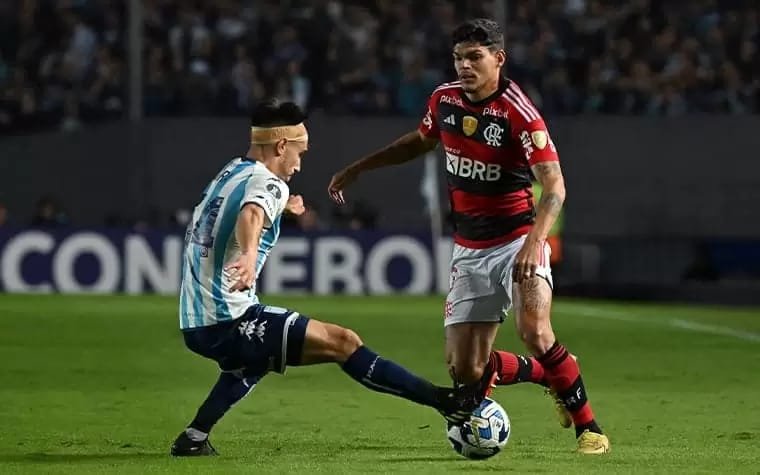 Flamengo abre semifinal da Libertadores com vitória por 1 × 0 sobre o Racing no Maracanã