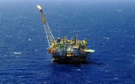 Vazamento de gás na plataforma P-52 mobiliza equipes e paralisa produção na Bacia de Campos