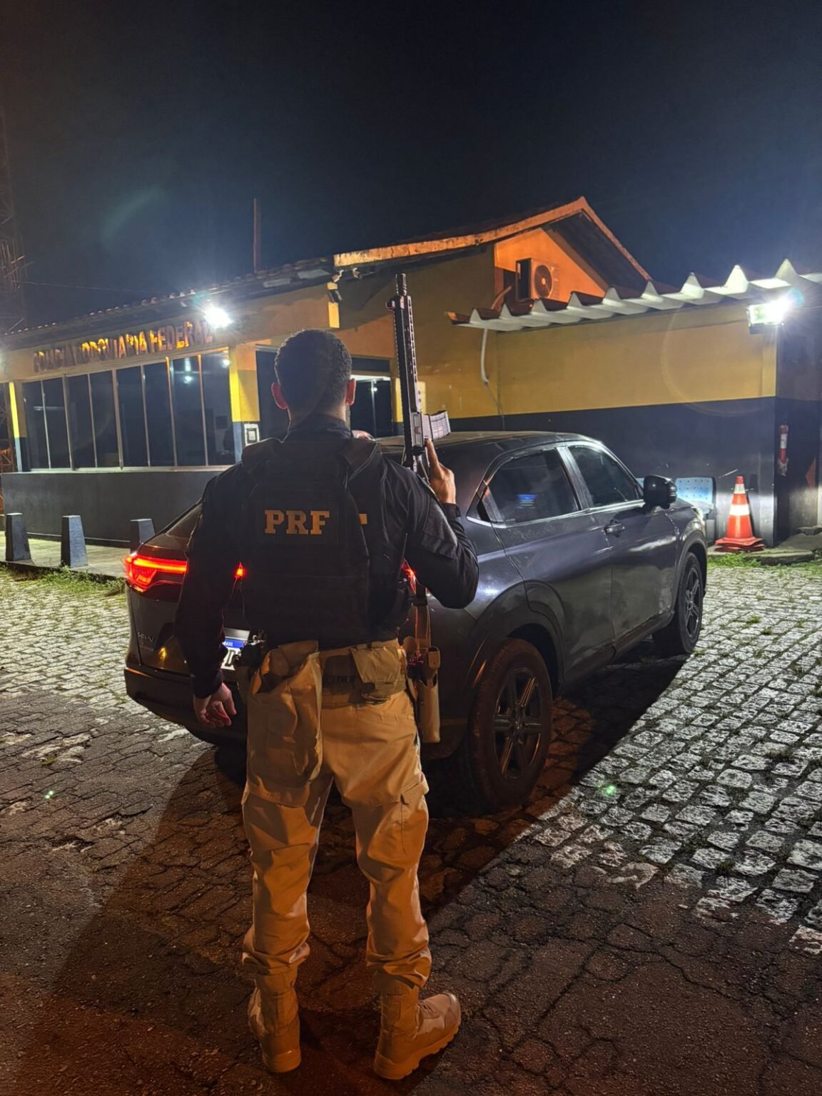 PRF recupera veículo furtado e prende condutor por receptação na BR-101 em Casimiro de Abreu