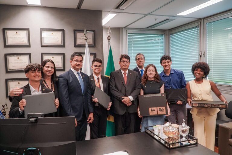 Jovens do Parlamento Juvenil da Alerj recebem laptops em ação de inclusão digital