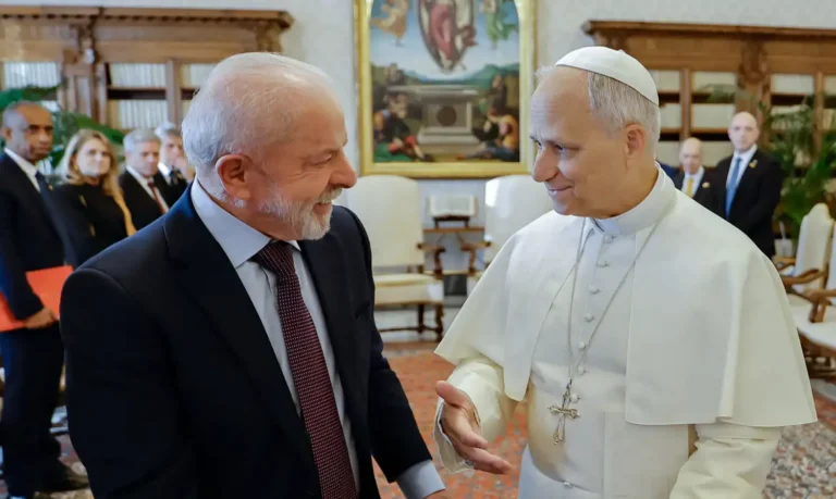 Lula e Papa Leão XIV discutem combate à fome e desigualdade durante encontro no Vaticano