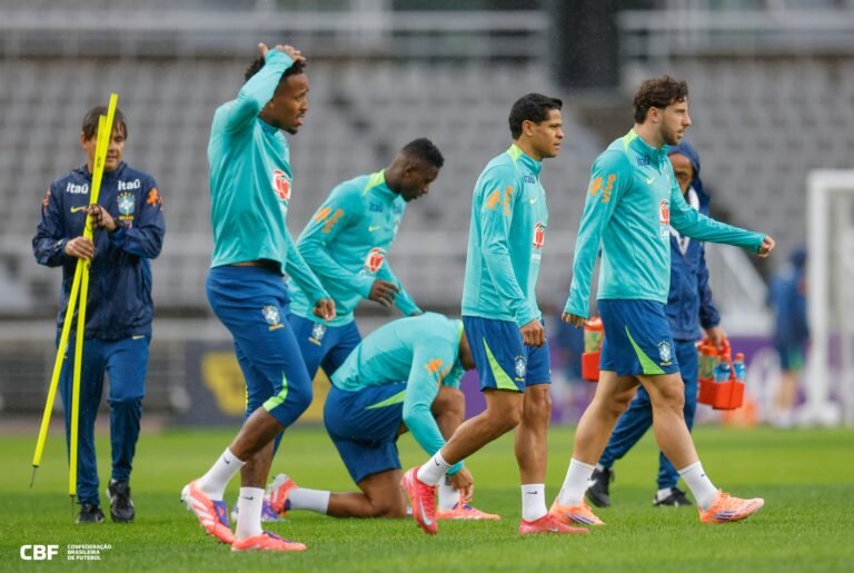 Ancelotti inicia treinos da Seleção Brasileira na Coreia do Sul sob chuva e elenco quase completo