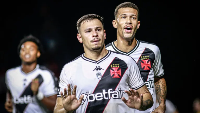 Vasco vence Vitória por 4×3 nos acréscimos e sobe para o top-10 do Brasileirão