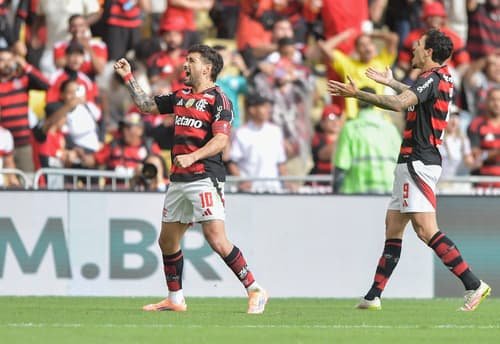 Flamengo vence o Palmeiras em jogo eletrizante e mantém vivo o sonho do título