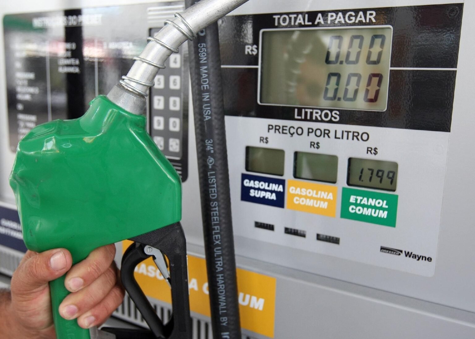 Petrobras anuncia nova redução no preço da gasolina para distribuidoras
