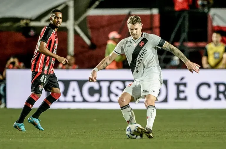 Vasco e Vitória fazem confronto direto para fugir da zona de rebaixamento neste domingo em São Januário